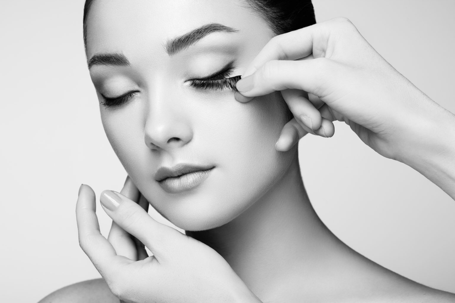 Applying magnetic eyelashes