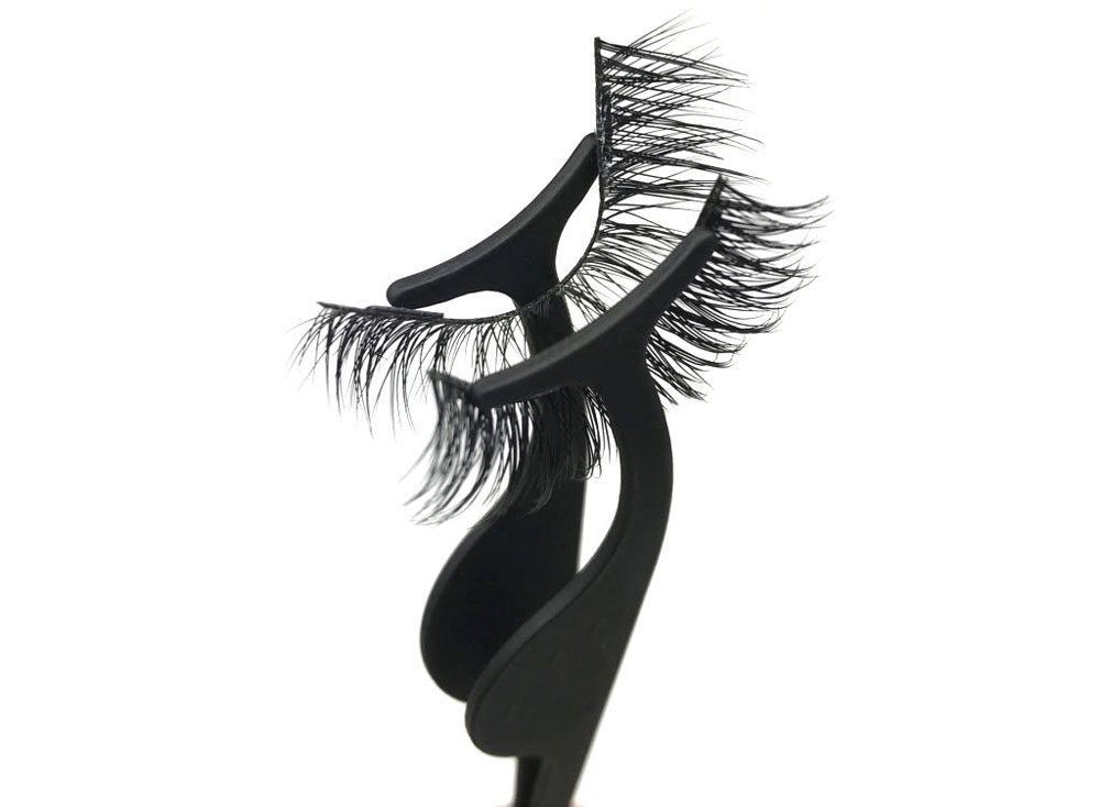 How to Use the Eyelash Applicator Tool Uptown Lashes